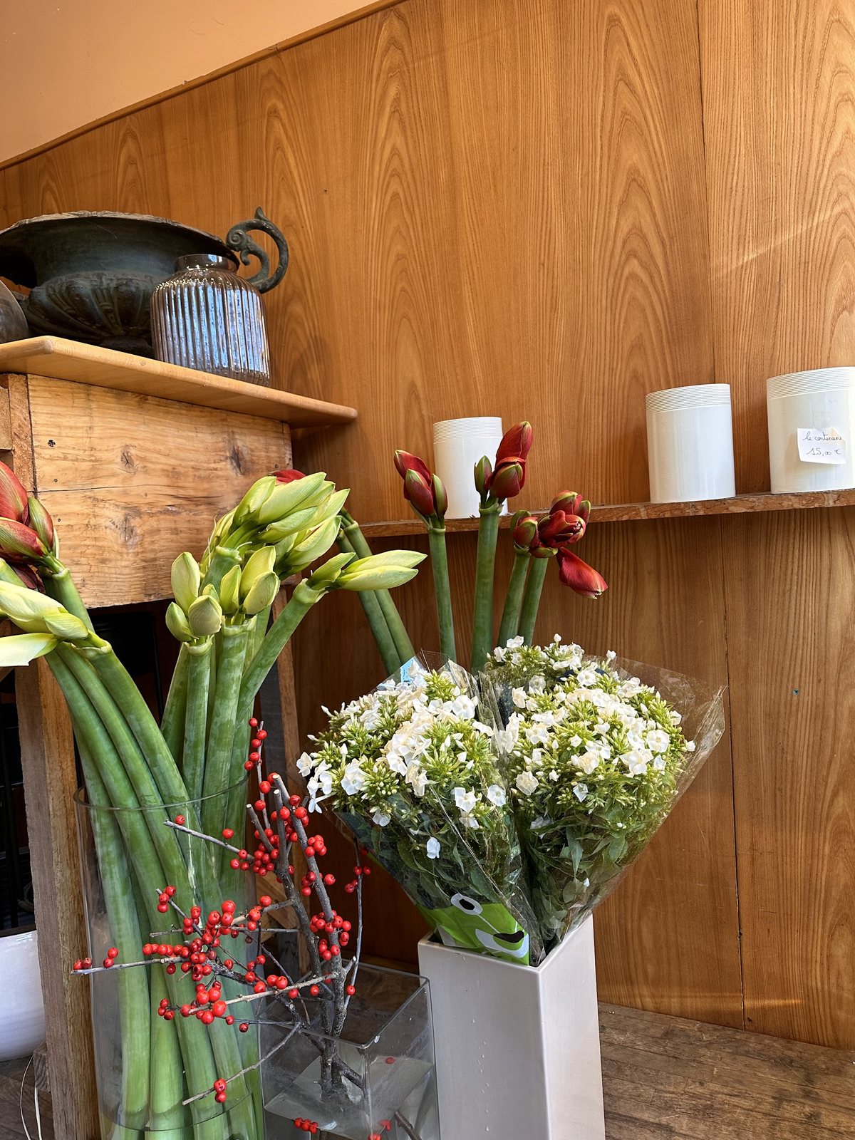 Amaryllis et fleurs blanches sur les étagères en bois