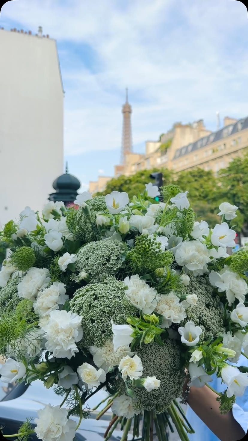 Bouquet blanc face à la tour Eiffel