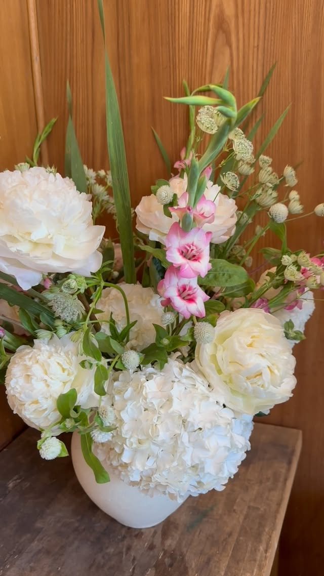 Bouquet de pivoines blanches et fleurs roses