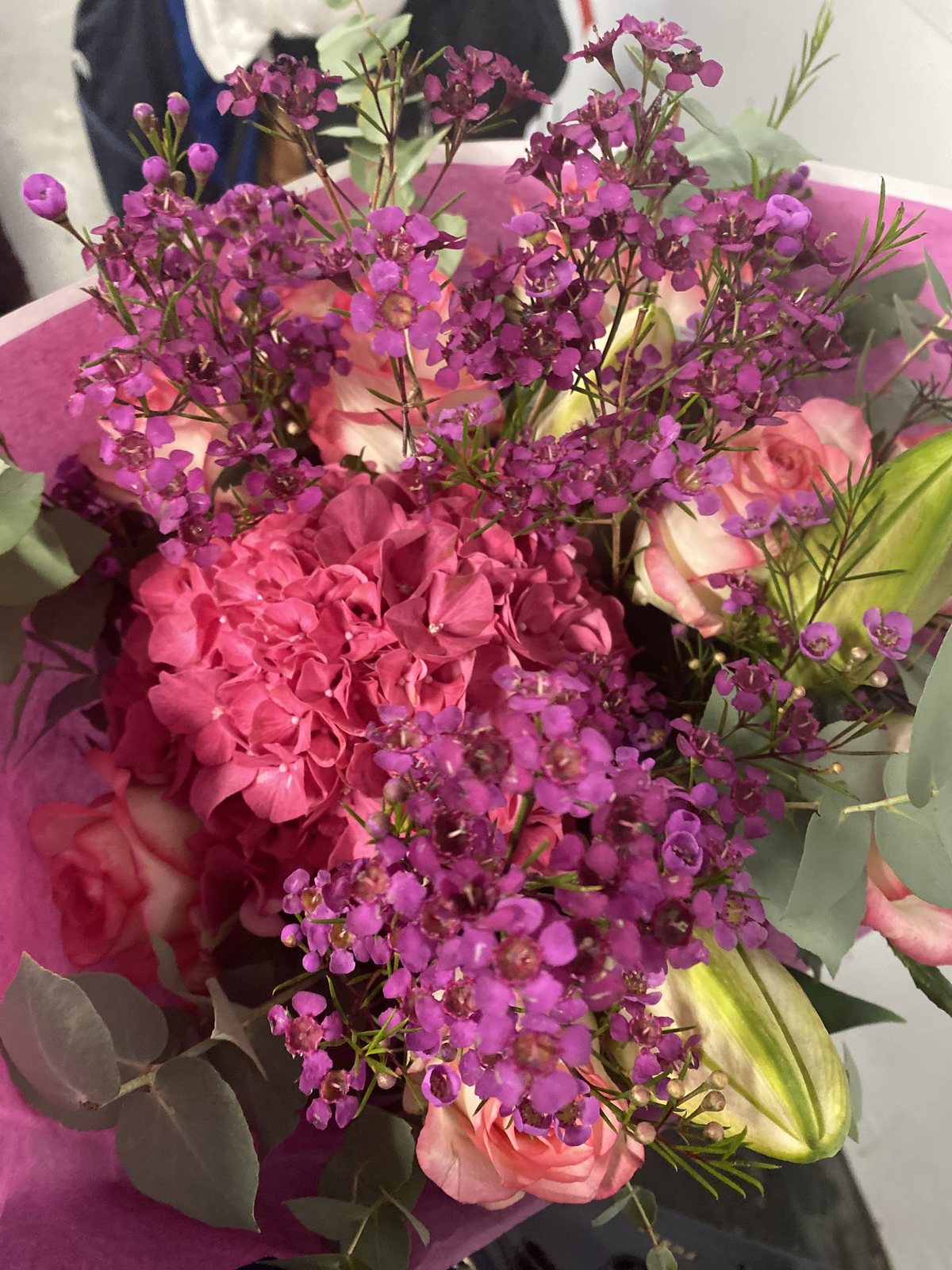 Bouquet fuchsia : hortensia, fleurs de cire et lys