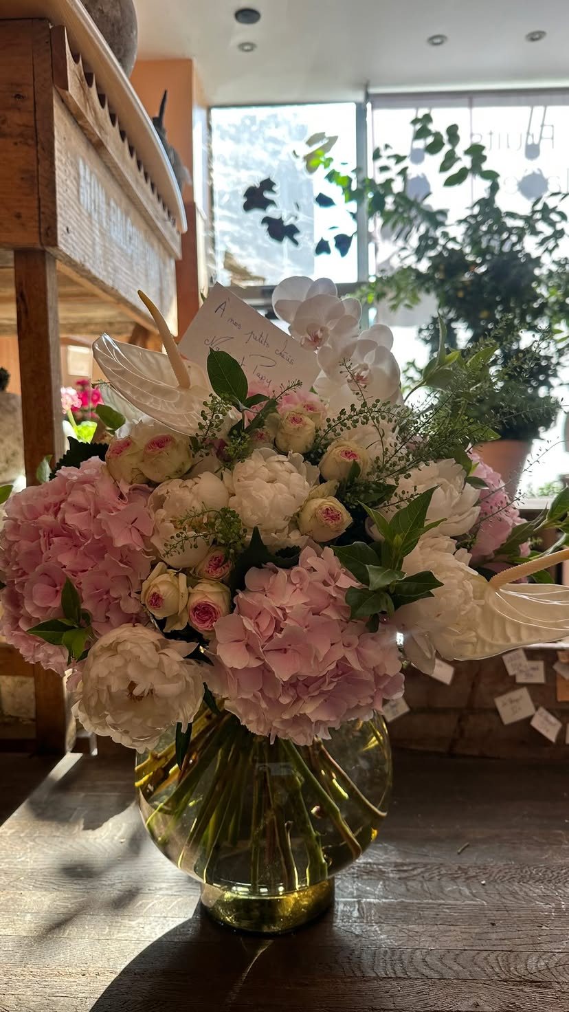 Bouquet pastel dans un vase, lumière de la vitrine