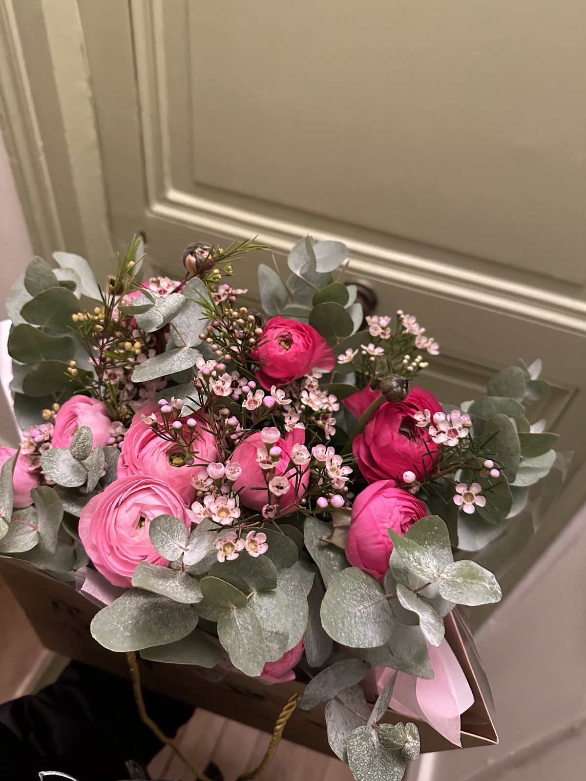Bouquet de renoncules roses et eucalyptus