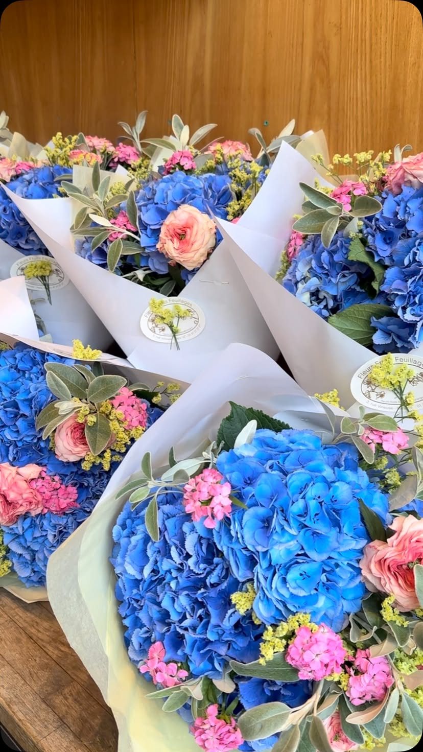 Bouquets d’hortensias bleus et roses prêts à partir