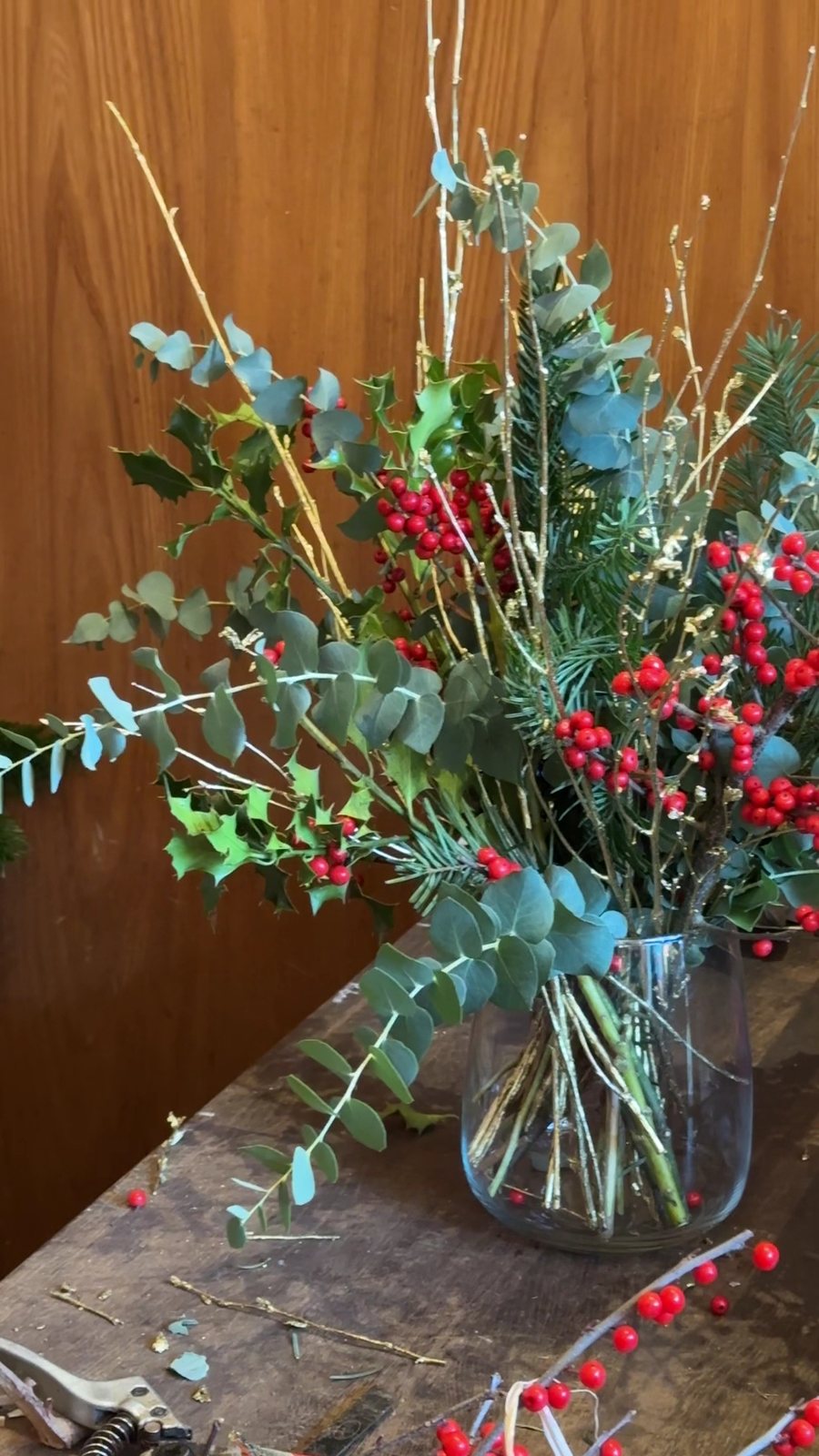 Grande composition d’hiver : eucalyptus, baies rouges et branchages