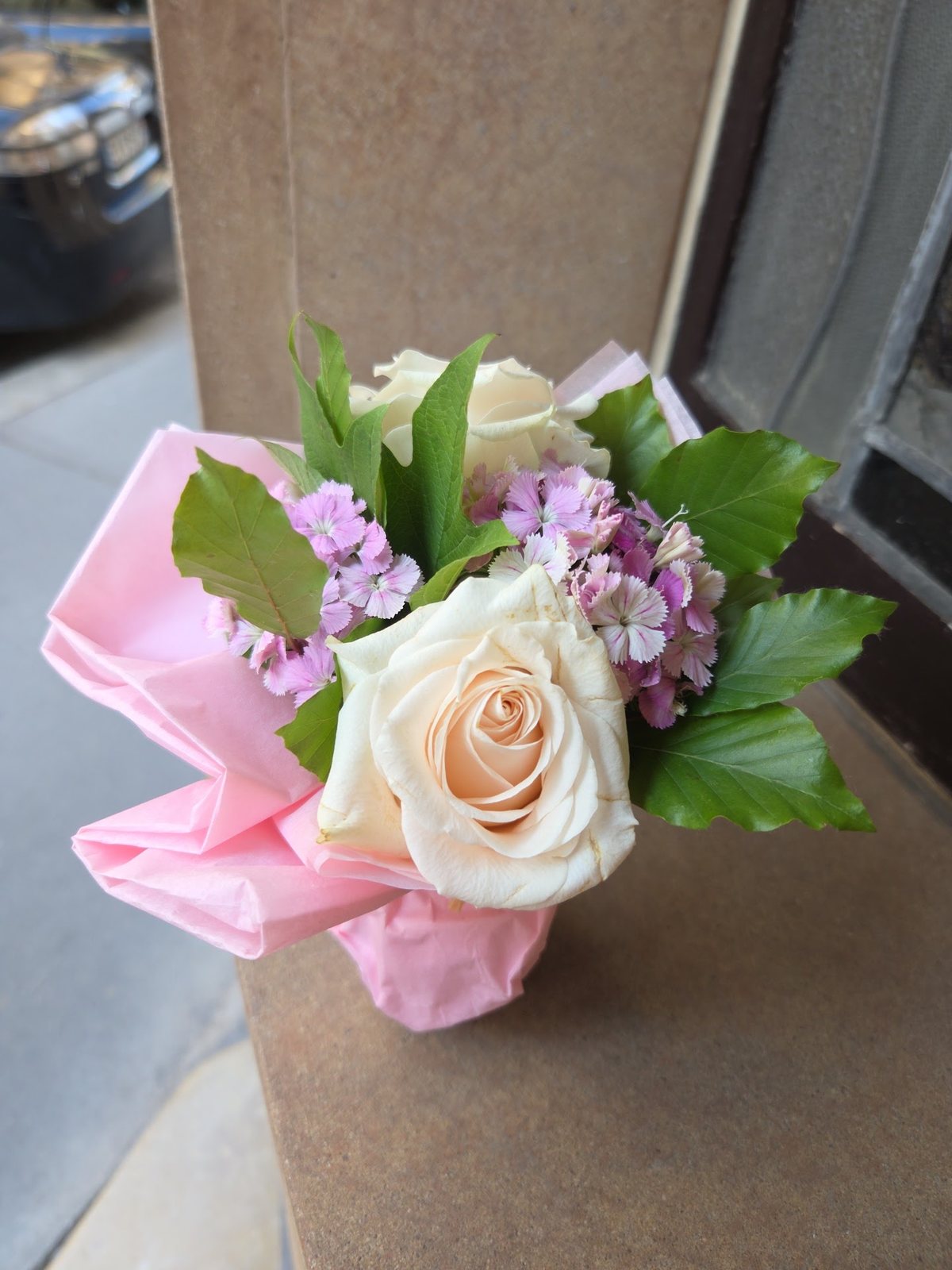 Petit bouquet rond de roses crème