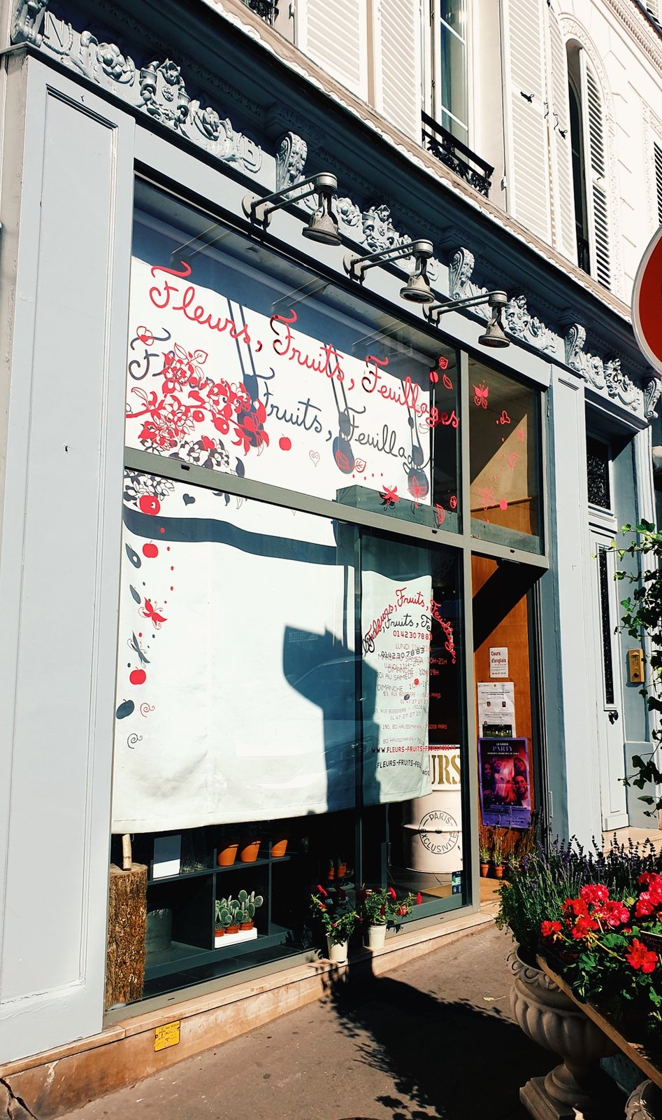 La vitrine rue Vineuse, lettrage rouge « Fleurs, Fruits, Feuillages »